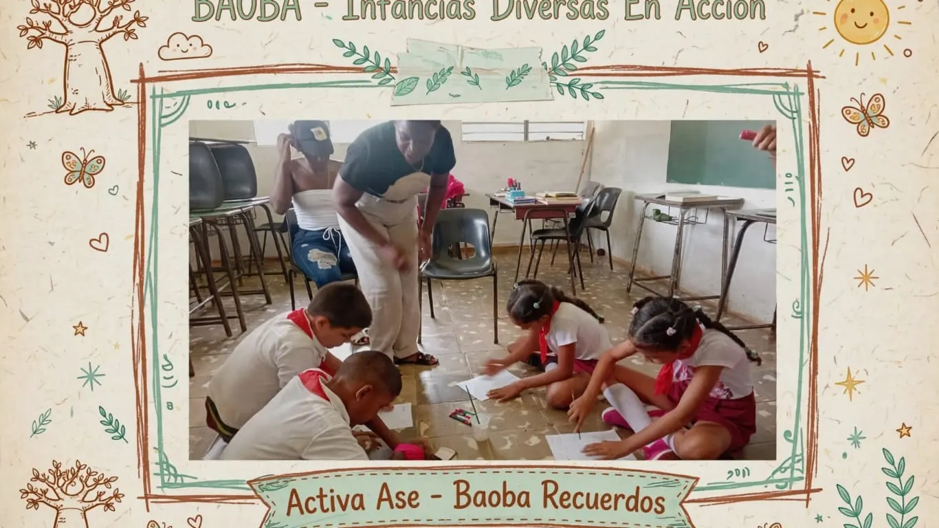 Educadoras y niñas y niños con uniforme escolar repartidos por el aula, dibujando en el suelo con lápices de colores.