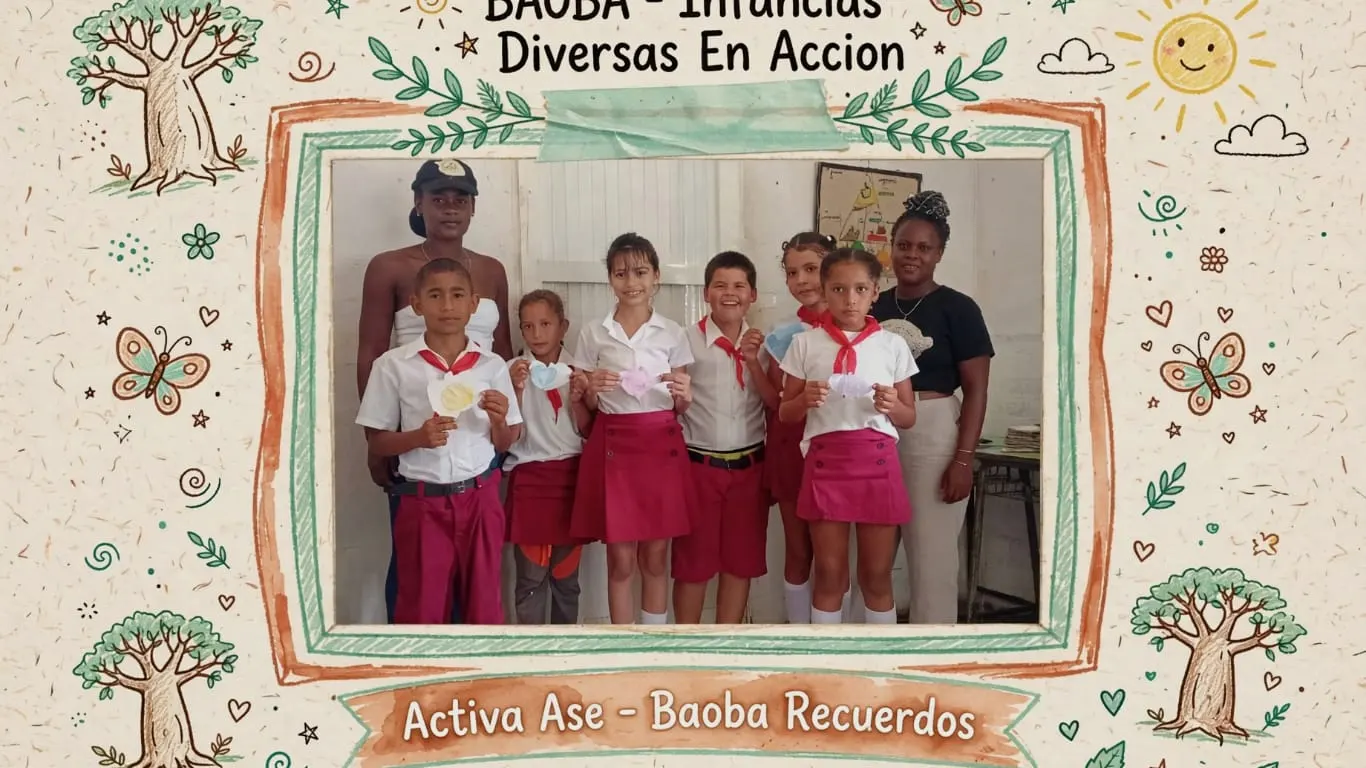 Seis niñas y niños con uniforme escolar posan junto a dos educadoras, sosteniendo las figuras de papel que acaban de recortar.