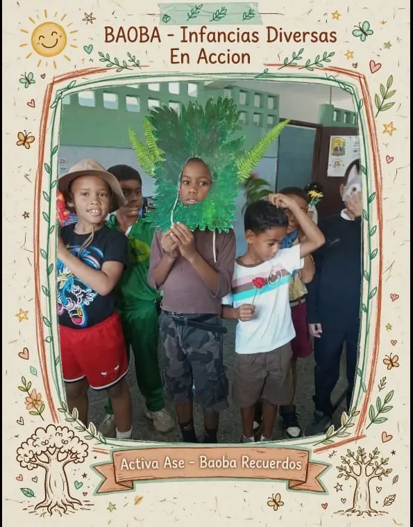 Un grupo de niñas y niños juega disfrazado con hojas de palma, sombreros y flores dentro del aula.