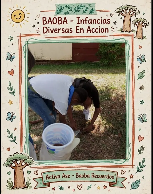 Dos personas agachadas riegan una planta recién sembrada con agua de un cubo.