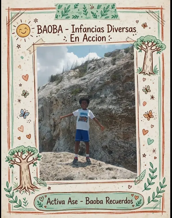 Un niño de pie sobre una roca al aire libre, con los brazos abiertos y el cielo detrás.