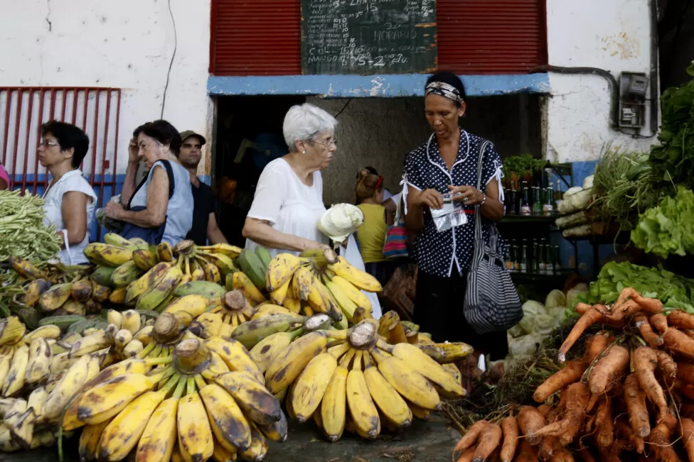 Mujer cubana en un mercado local